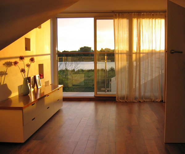 Sliding folding doors, stainless steel & glass balustrade.
